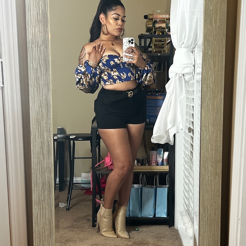 Off shoulder floral print lantern sleeve crop top